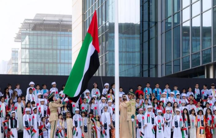 علم الإمارات رمز كرامتنا ووحدتنا