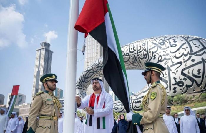 القرقاوي يرفع العلم أمام متحف المستقبل