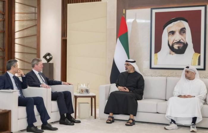 خالد بن محمد بن زايد يبحث مع الرئيس التنفيذي لـ «فيزا» التعاون في التكنولوجيا المالية