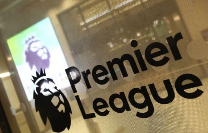 تهديد لاعب في الدوري الإنجليزي بمسدس