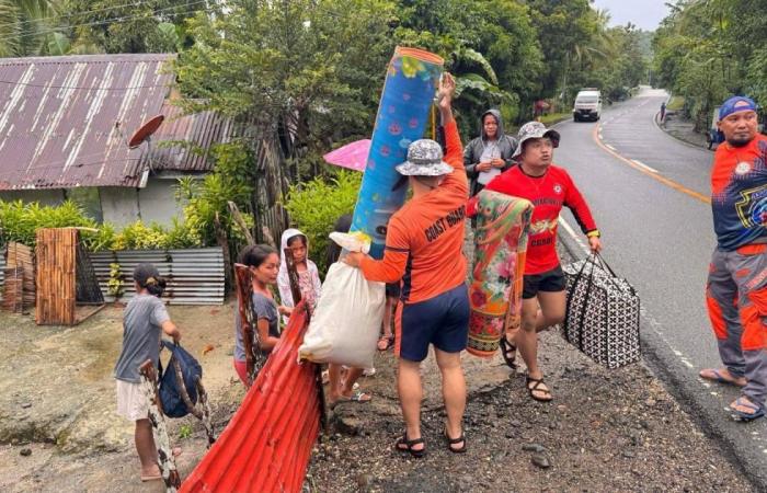 الإعصار «كالماغي» يجلي آلافاً في الفلبين