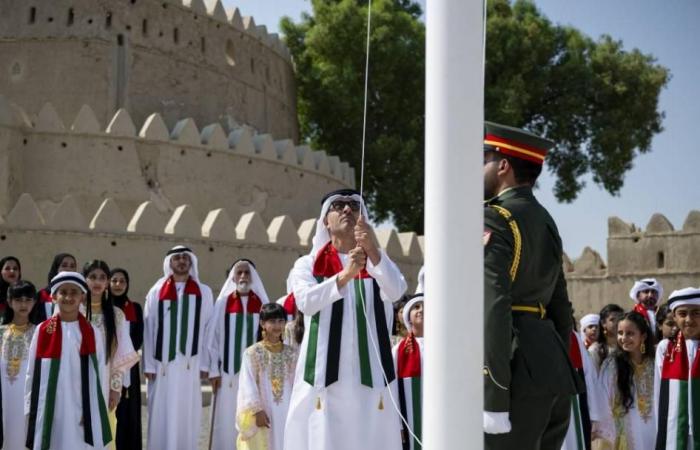 هزاع بن زايد يرفع علم الإمارات في قلعة الجاهلي احتفاءً بيوم العلم