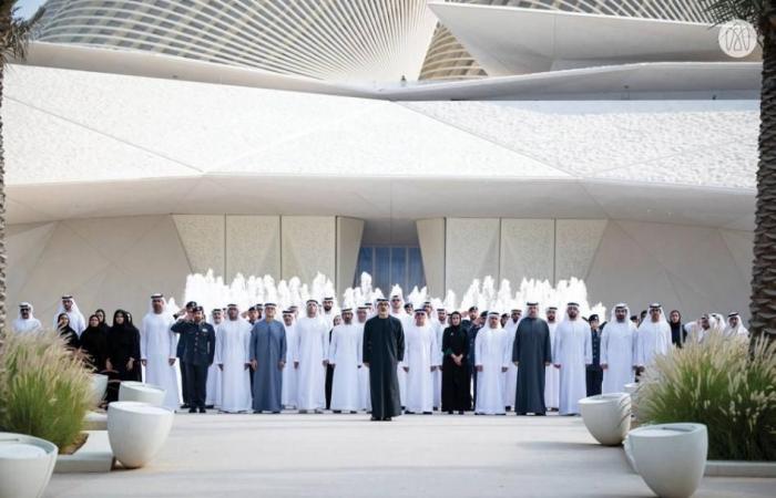 خالد بن محمد بن زايد يرفع علم الإمارات أمام متحف زايد الوطني احتفاءً بيوم العلم