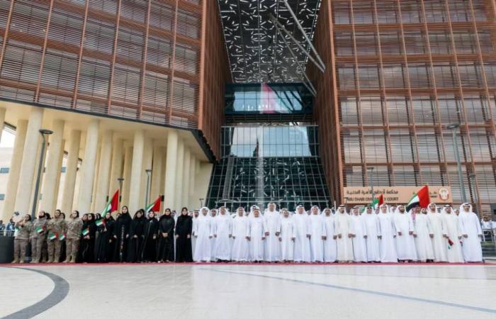 أبوظبي.. علم الإمارات يرفرف شامخاً في السماء