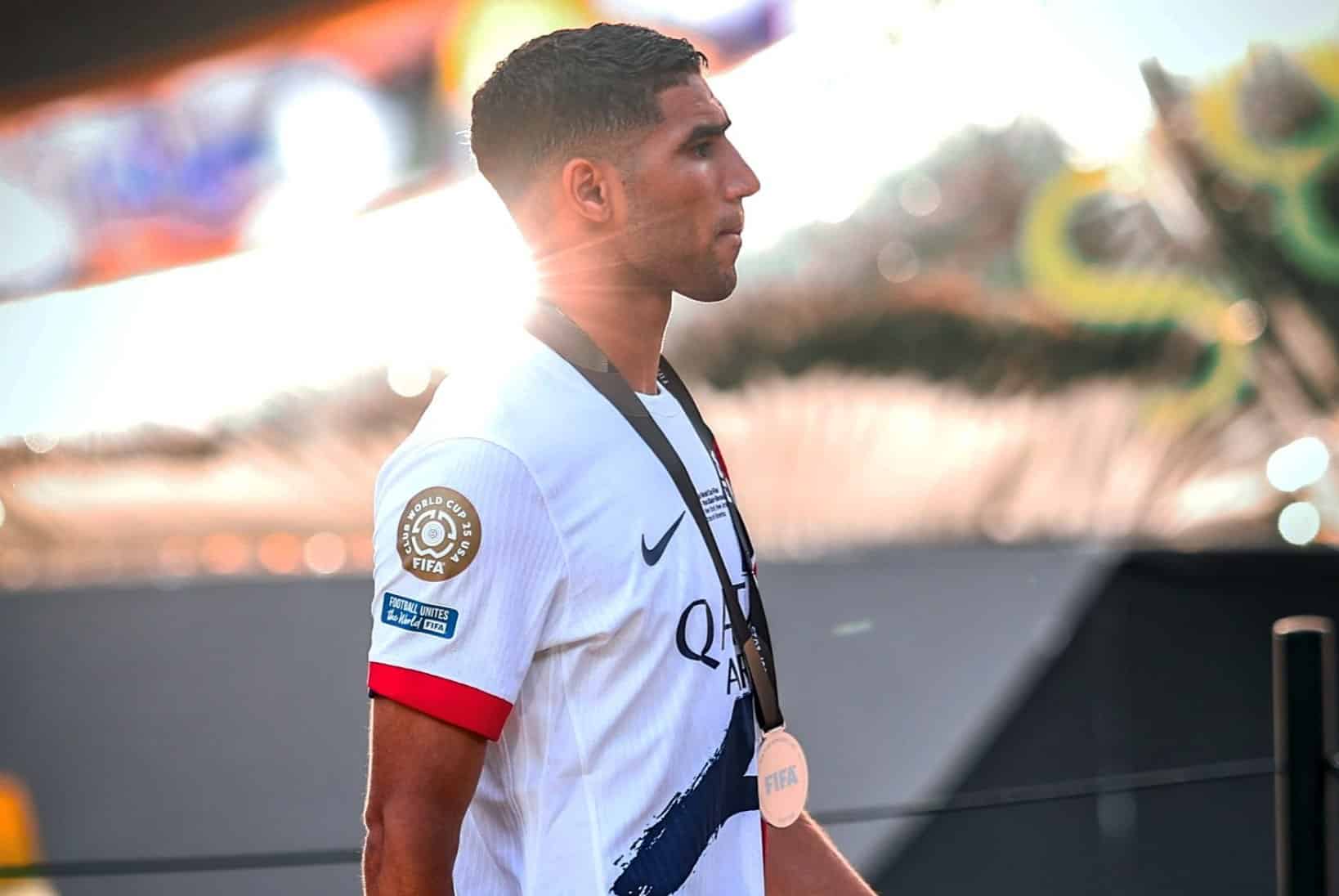 بالدموع.. أشرف حكيمي يُغادر مباراة باريس ضد بايرن ميونخ مصابًا