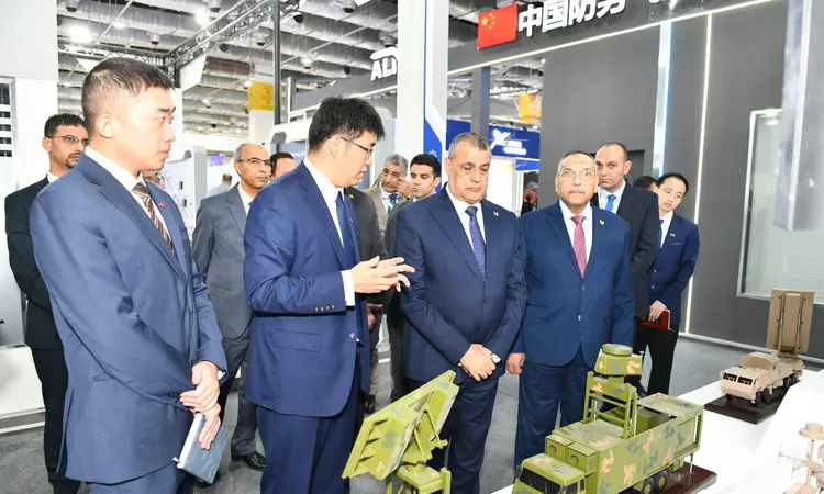 وزير الدولة للإنتاج الحربي يتفقد أجنحة الشركات في معرض EDEX 2025