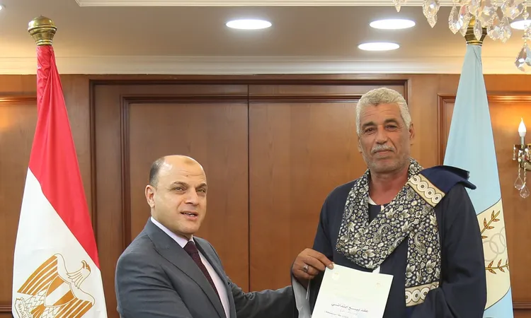 محافظ كفر الشيخ يسلم 14 عقد تقنين أراضي للمواطنين